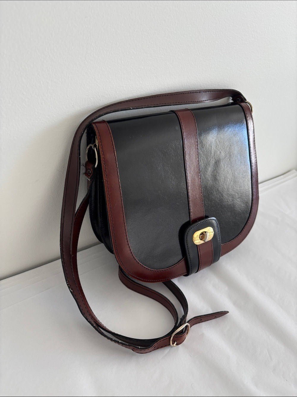 Stunning vintage vegan leather crossbody bag purse turn lock black brown pocket - Picture 4 of 15